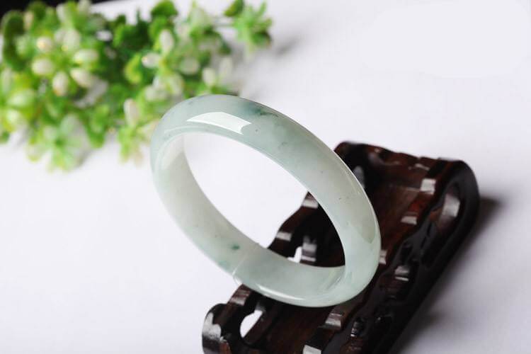 识别翡翠的方法最适合知性女人的灰白色翡翠手镯，你了解多少？   第3张