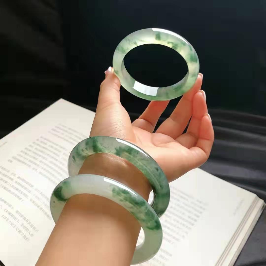 翡翠和玉哪个养人什么样的翡翠手镯好？记住以下五点就够了  第3张