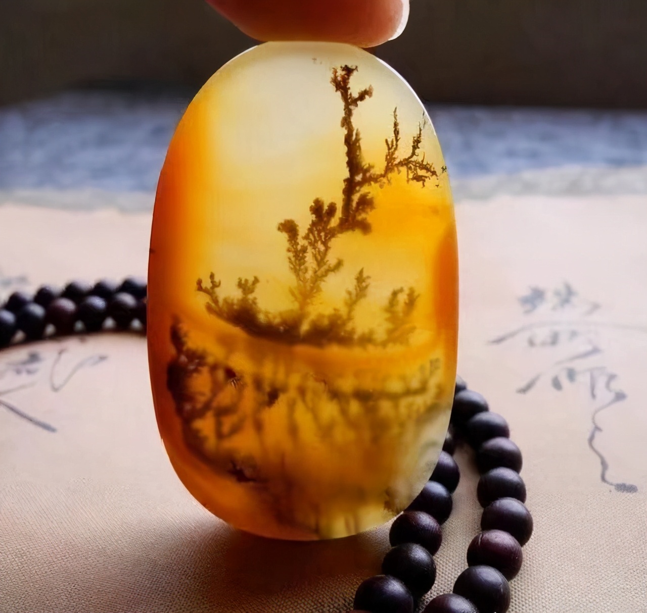 翡翠吊坠天然翡翠不可小看的黄龙玉，价值竟也不菲！你想知道该如何收藏吗？  第6张