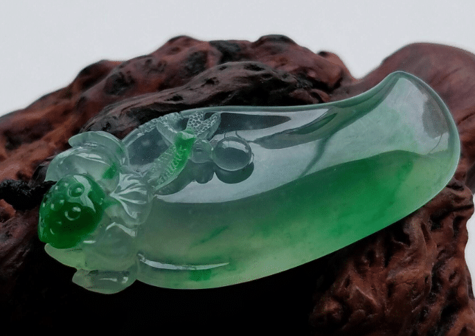 漂白填充翡翠手镯“龙到处有水”，并不是说翡翠中有龙，你知道这句术语是什么意思吗？  第2张