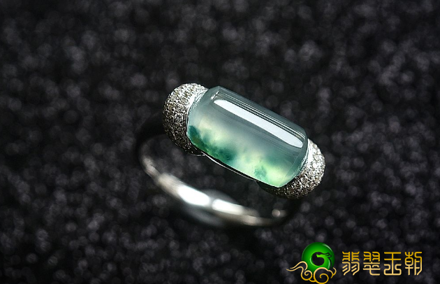 金镶玉和田玉价格查询翡翠戒指该怎样选择？翡翠戒指样式也是有男孩和女孩的差别   第2张