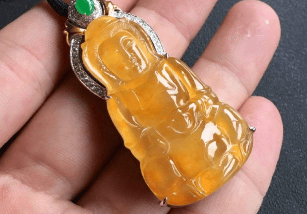 白皮翡翠原石切出来怎么挑选翡翠观音？冰黄翡翠观音的价格是多少？快看这里！   第2张