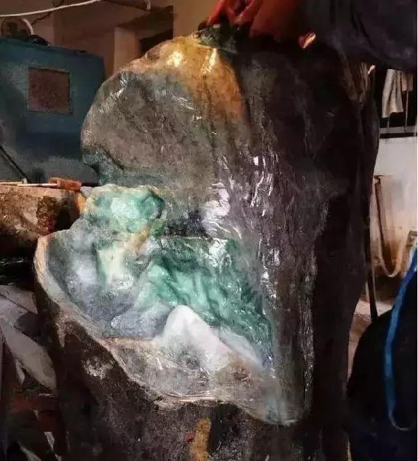 
                一块100公斤的翡翠原石雕成马蜂窝，不要大惊小怪，请看到最后！
   第2张