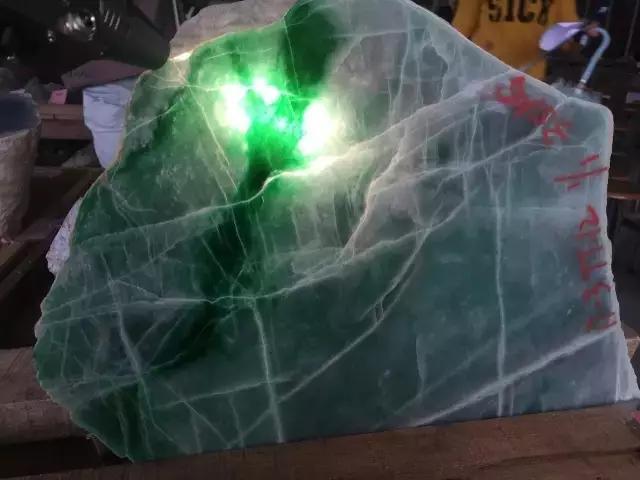 
                往届翡翠公盘标王欣赏
   第4张