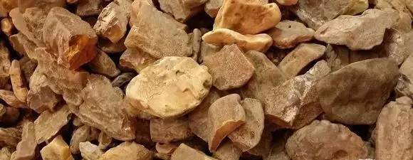 翡翠耳环图片价格批发世界上最好最高端的琥珀竟然是它？  第1张