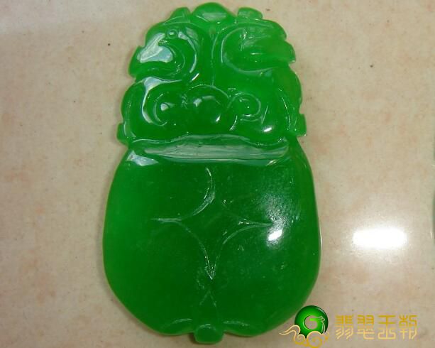 天然的翡翠和人工合成的翡翠有哪些区别呢？和小编一起来了解一下   第2张