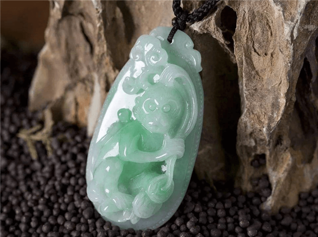 1万左右的翡翠手镯翡翠饰品琳琅满目，什么样的款式属于入门级？   第1张