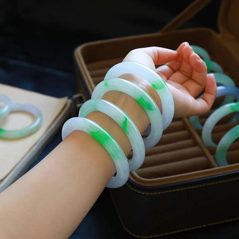 a货翡翠项链翡翠选购技巧：翡翠手镯这样买既划算，又省钱，性价比还高  第5张