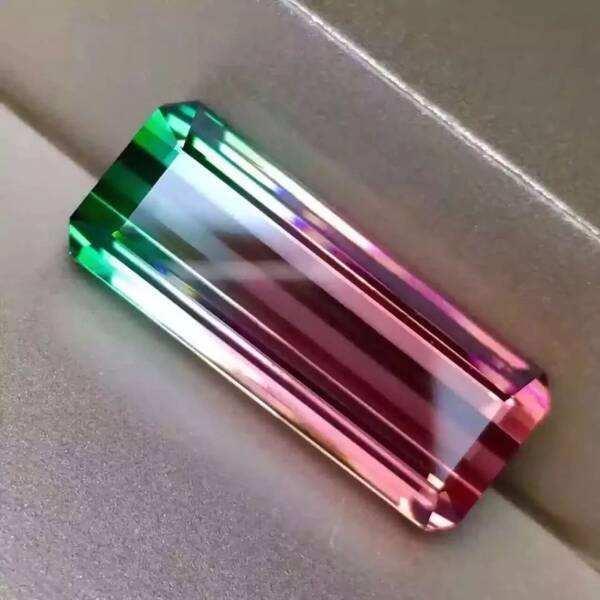 翡翠平安扣镶嵌吊坠仅次于金刚石的碧玺，它不仅有美丽的外表，硬度也堪比金刚石  第8张