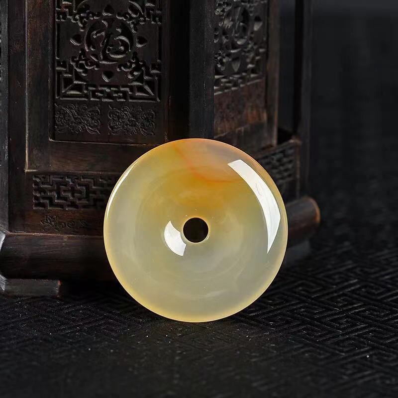 翡翠吊坠天然翡翠不可小看的黄龙玉，价值竟也不菲！你想知道该如何收藏吗？  第4张