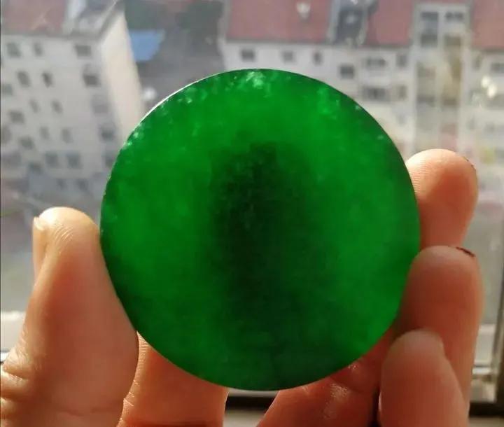 满色帝王绿引发争议？帝王绿翡翠到底长啥样？  第7张