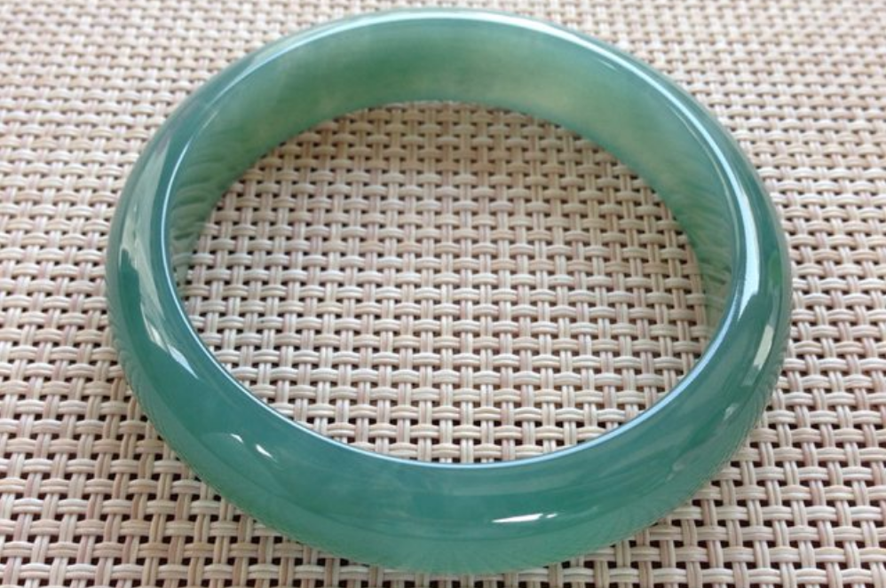 玉器翡翠手镯蓝水翡翠的价格贵吗？来看看蓝水翡翠手镯的价格   第2张