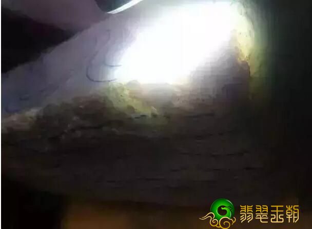 白色翡翠原石图片度假旅游时花4万买的翡翠翡翠原石，竟然切出了春带彩镯子   第3张
