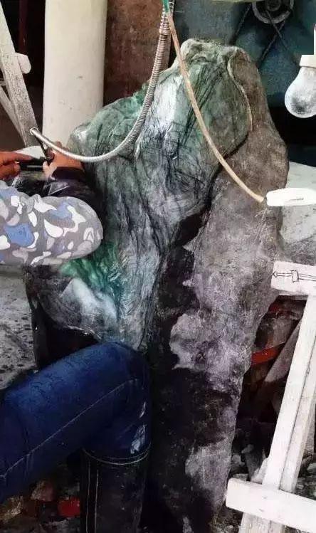 
                一块100公斤的翡翠原石雕成马蜂窝，不要大惊小怪，请看到最后！
   第4张