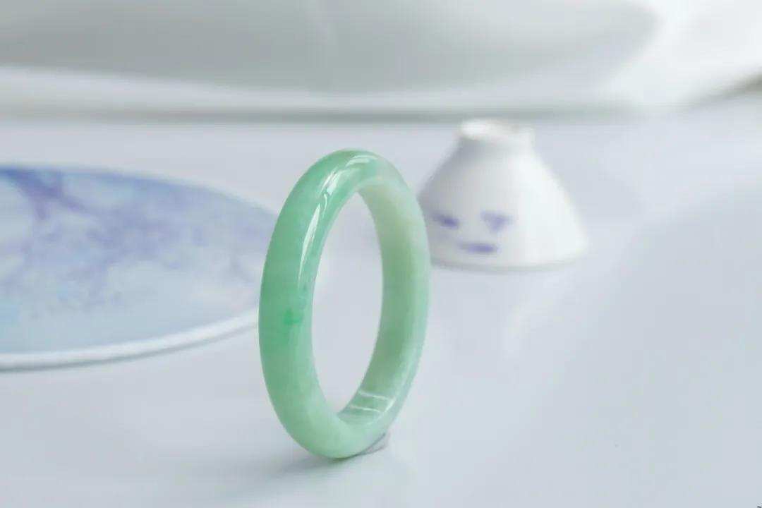 灰白色翡翠原石图片5000元左右超高性价比的翡翠手镯，不得不看  第44张