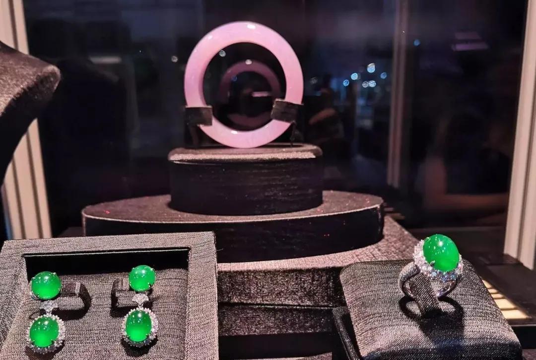 翡翠要怎么摆才更吸引人？学到了！  第7张