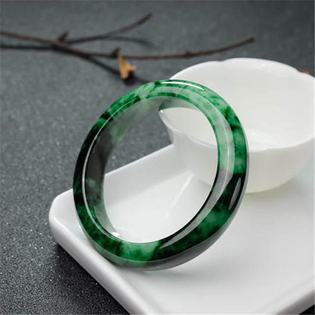 女生带翡翠佛吊坠好吗花青种翡翠和白底青种翡翠区别在哪里？本文讲讲答案！   第1张