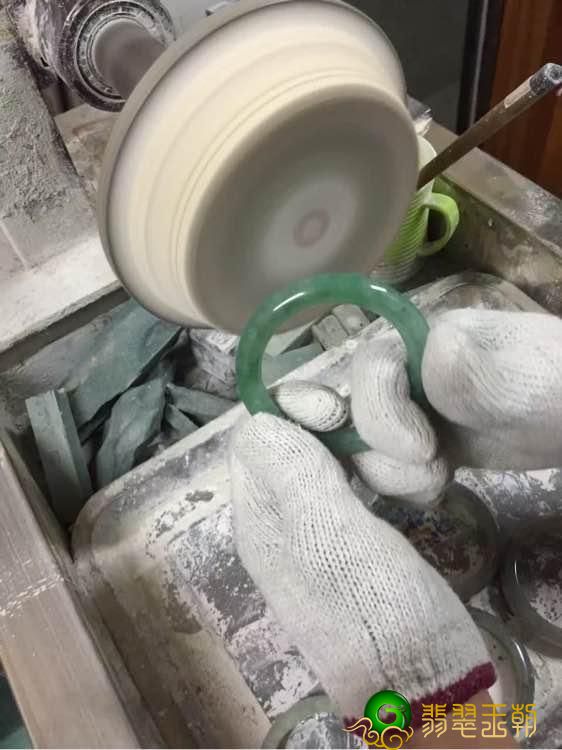 翡翠手镯容易碎吗翡翠翡翠原石从开预料到做镯子。   第6张