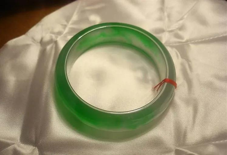 翡翠有瑕疵能买吗 ？看完就有答案！  第7张