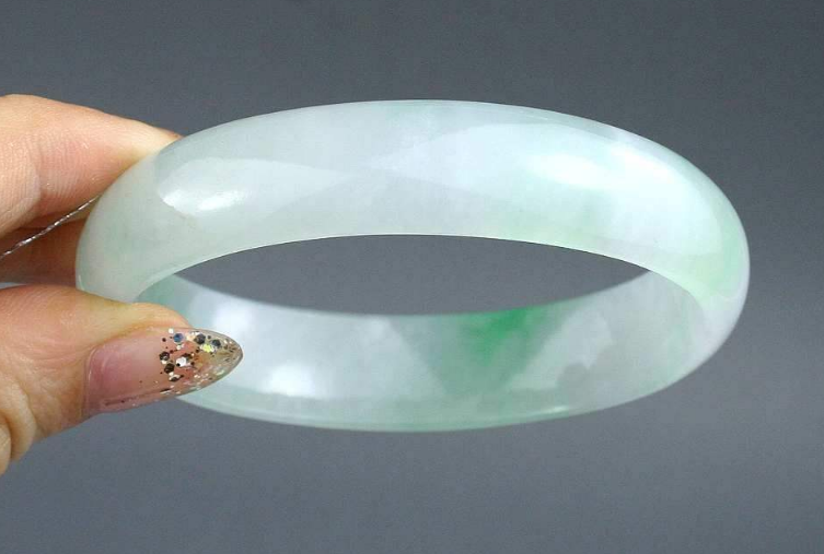 无锡收购翡翠原石贵妃镯的由来，其应该怎样保养   第2张