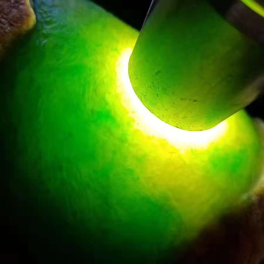 翡翠赌石之美丽的翡翠原石大马坎黄加绿  第4张