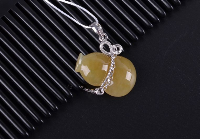 恒大翡翠华庭价格怎么分辨翡翠是不是烧红的？这几招要好好记住！   第2张