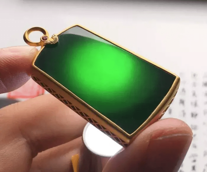 翡翠手镯瓜油绿所有的墨翠都一样吗？如何辨别墨翠的价值？  第4张