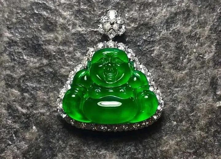 满色帝王绿引发争议？帝王绿翡翠到底长啥样？  第11张