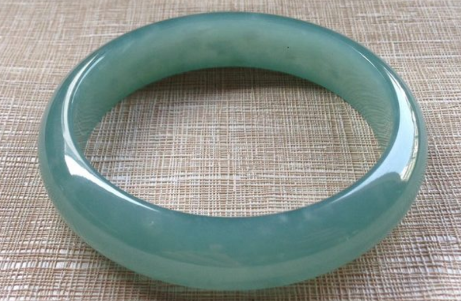 玉器翡翠手镯蓝水翡翠的价格贵吗？来看看蓝水翡翠手镯的价格   第1张