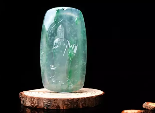 翡翠龙凤雕花手镯图片香港珠宝展上，竟然有玻璃混在千万翡翠中摸鱼？我们要怎么鉴别翡翠和仿翡翠制品？   第2张