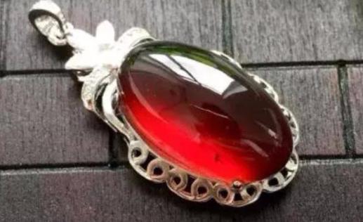 翡翠原石做什么好石榴石戴法有讲究，戴对了才是“女人石”,戴错了可就害人了！  第5张