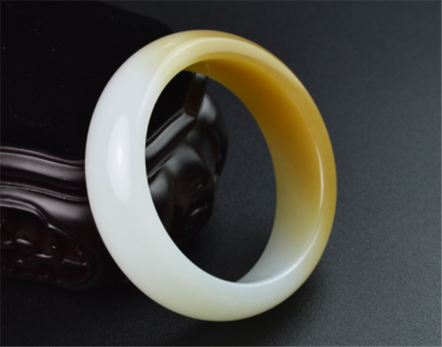 翡翠冰种会增值吗年龄大的老人戴和田还是翡翠手镯？据说要这样选！   第2张