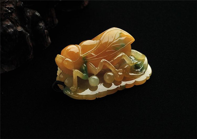 翡翠黄皮毛料图片黄色翡翠的价格是多少？扒一扒影响它价格的主要因素！(图文)   第1张