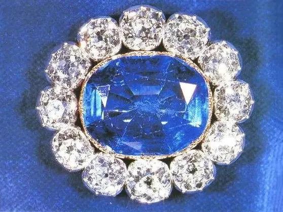 英国王室代代相传的蓝宝石  第6张