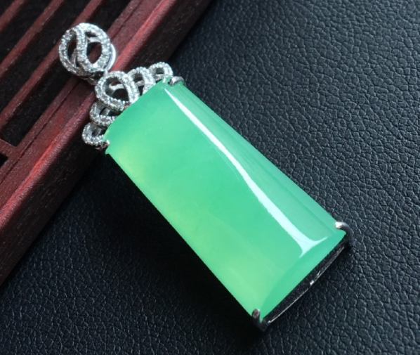 冰糯种是什么翡翠苹果绿翡翠和阳绿翡翠相比，谁更胜一筹？  第5张