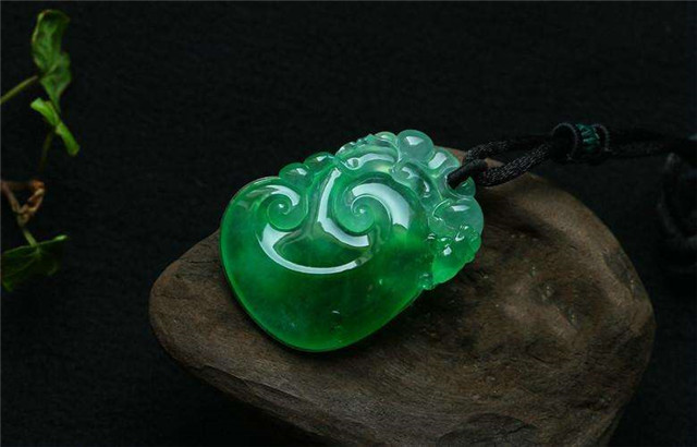 翡翠原石裂的形成翡翠只以绿为尊吗？扒一扒翡翠的多彩世界！   第1张