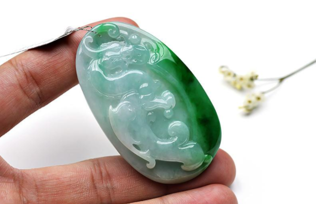 糯种飘花翡翠价格翡翠龙牌什么人不能戴？扒一扒它的佩戴禁忌有哪些？   第3张