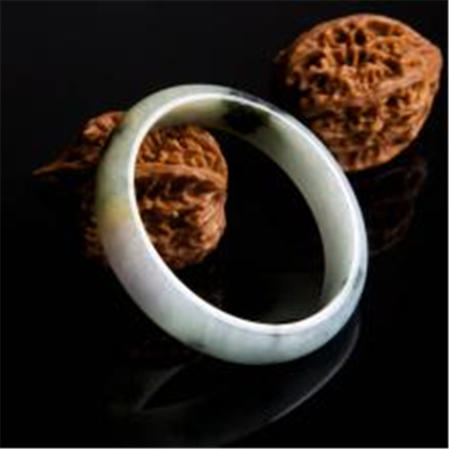 翡翠手镯活棉糯冰种翡翠价格高吗？教你挑到品质最好的！(图文)   第1张