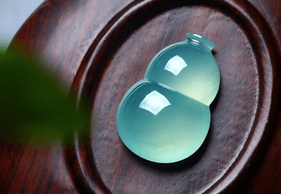 翡翠手镯细小颗粒翡翠有天蓝色的吗？答案是不仅有，价格还很贵！   第2张