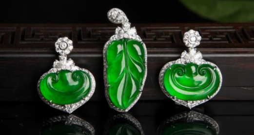 豆种翡翠圆管手镯图片什么样的翡翠价格高？色泽，质地还是...  第5张