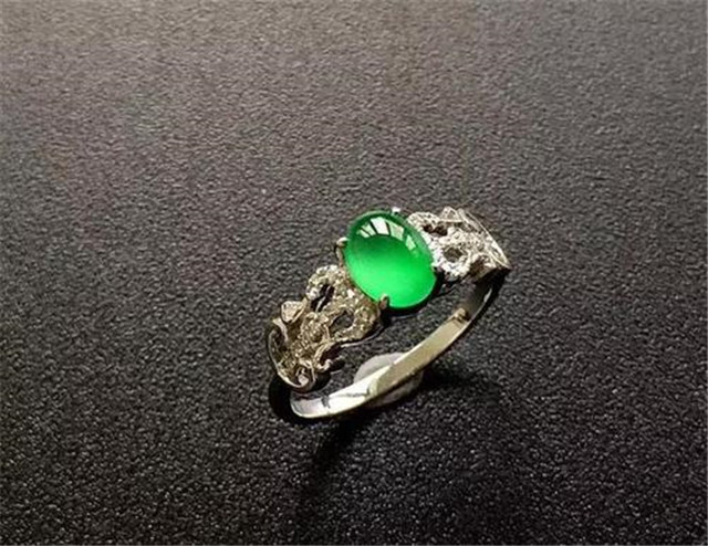 冰种老翡翠手镯图片翡翠戒面价格高吗？选购它的要点应知道！(图文)   第3张