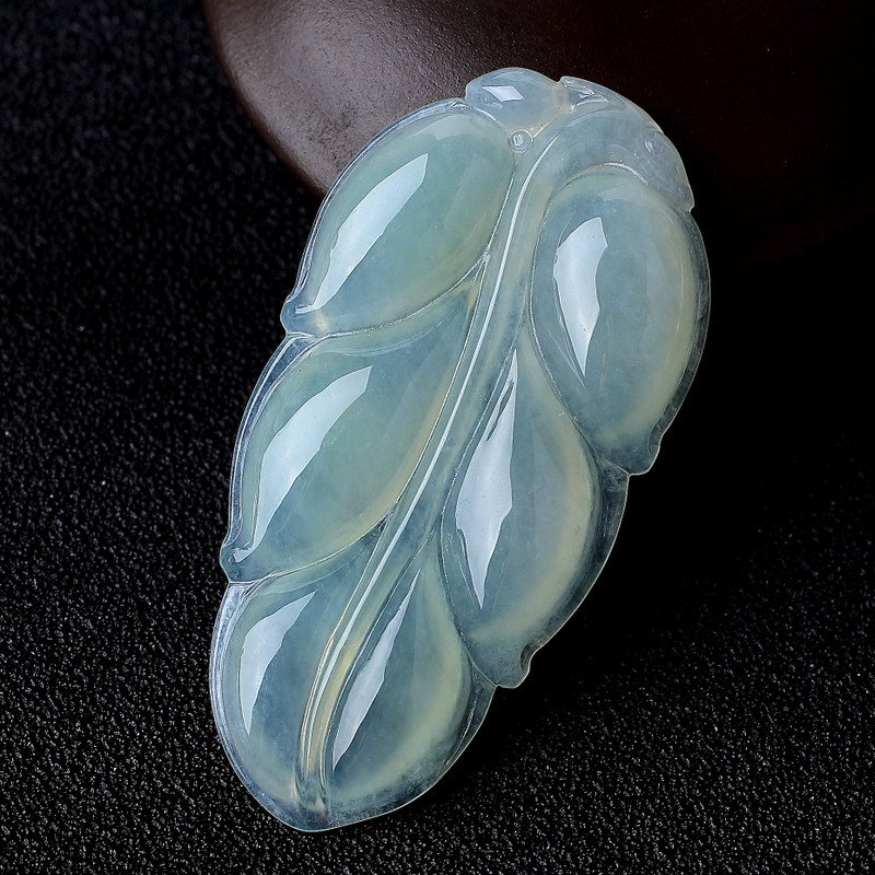 国泰的翡翠貔貅它质地通透，宝气十足，但它却远远不及高档翡翠！   第1张