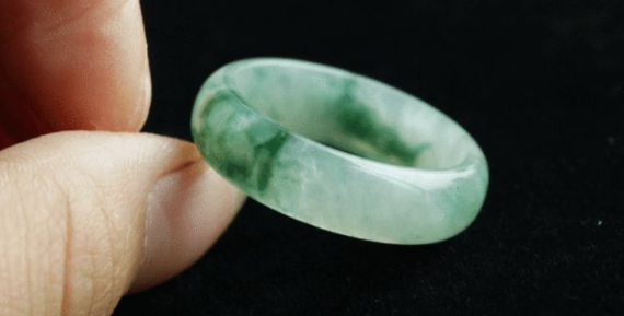 翡翠首饰和白玉相比，虽然价格要高出很多倍，但翡翠市场更成熟  第4张