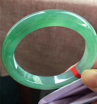 冰糯种是什么翡翠苹果绿翡翠和阳绿翡翠相比，谁更胜一筹？  第8张