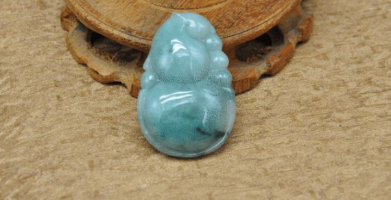 翡翠首饰和白玉相比，虽然价格要高出很多倍，但翡翠市场更成熟  第3张