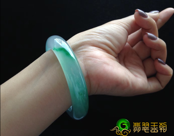 翡翠手镯鉴定真伪翡翠手镯的寓意是什么，佩戴翡翠手镯的好处   第1张