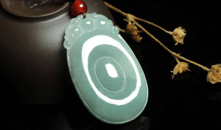 翡翠女士吊坠选佛还是如意？关于它们的寓意，你了解吗？   第3张