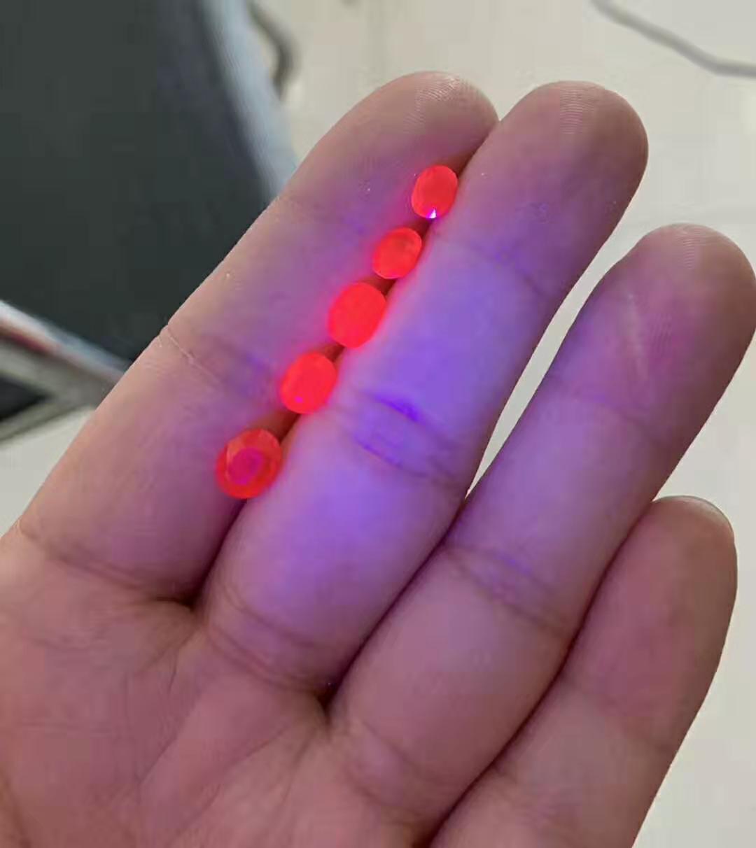 红宝石不仅颜色美，还是皇冠上的主石，它的光芒与荣耀与生俱来  第4张