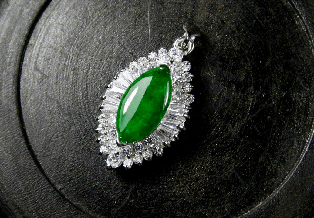 中国翡翠第一城翡翠价格怎么看？只考虑原料和雕工，你的估价永远有偏差  第13张