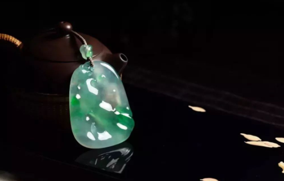 翡翠手镯有络纹不知道怎么变现手中的翡翠？有6大渠道可以选择  第9张